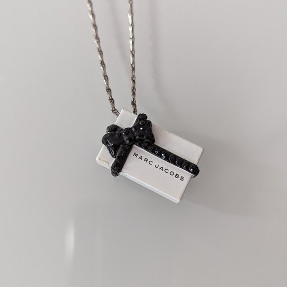 Marc Jacobs Gift Box Necklace - Picture 1 of 4
